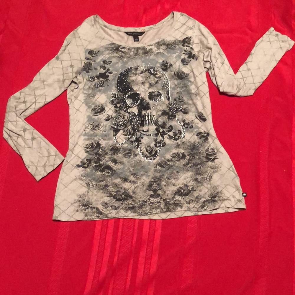 Rock & Republic Sz L taupe colored thin long sleeve w/black skull embellished